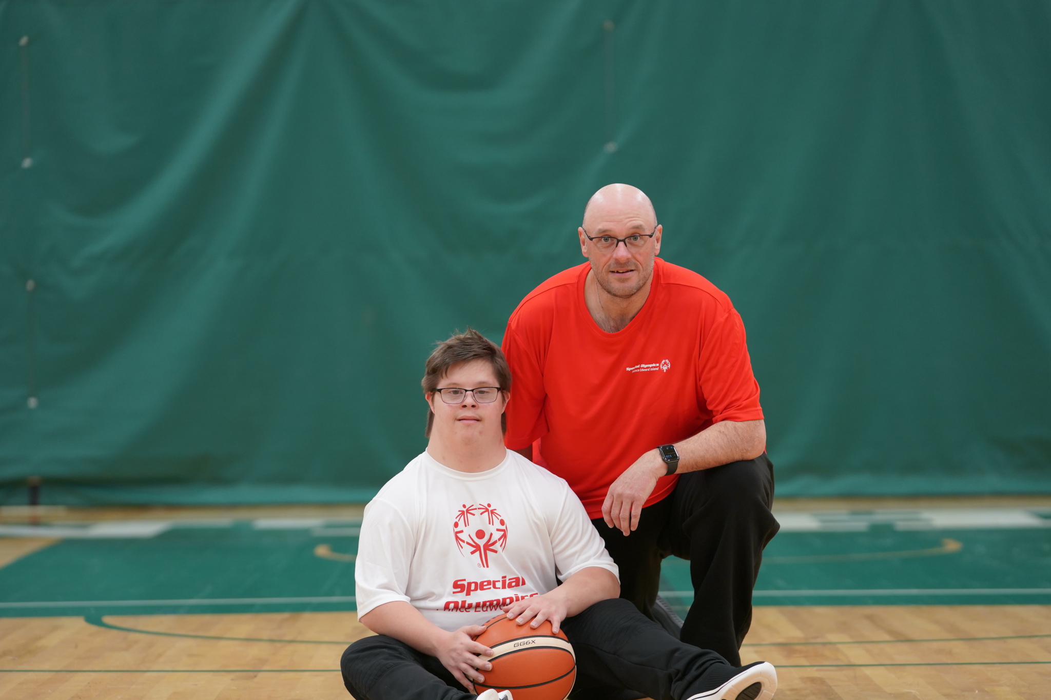Basketball-athlete-and-coach-indoor-session