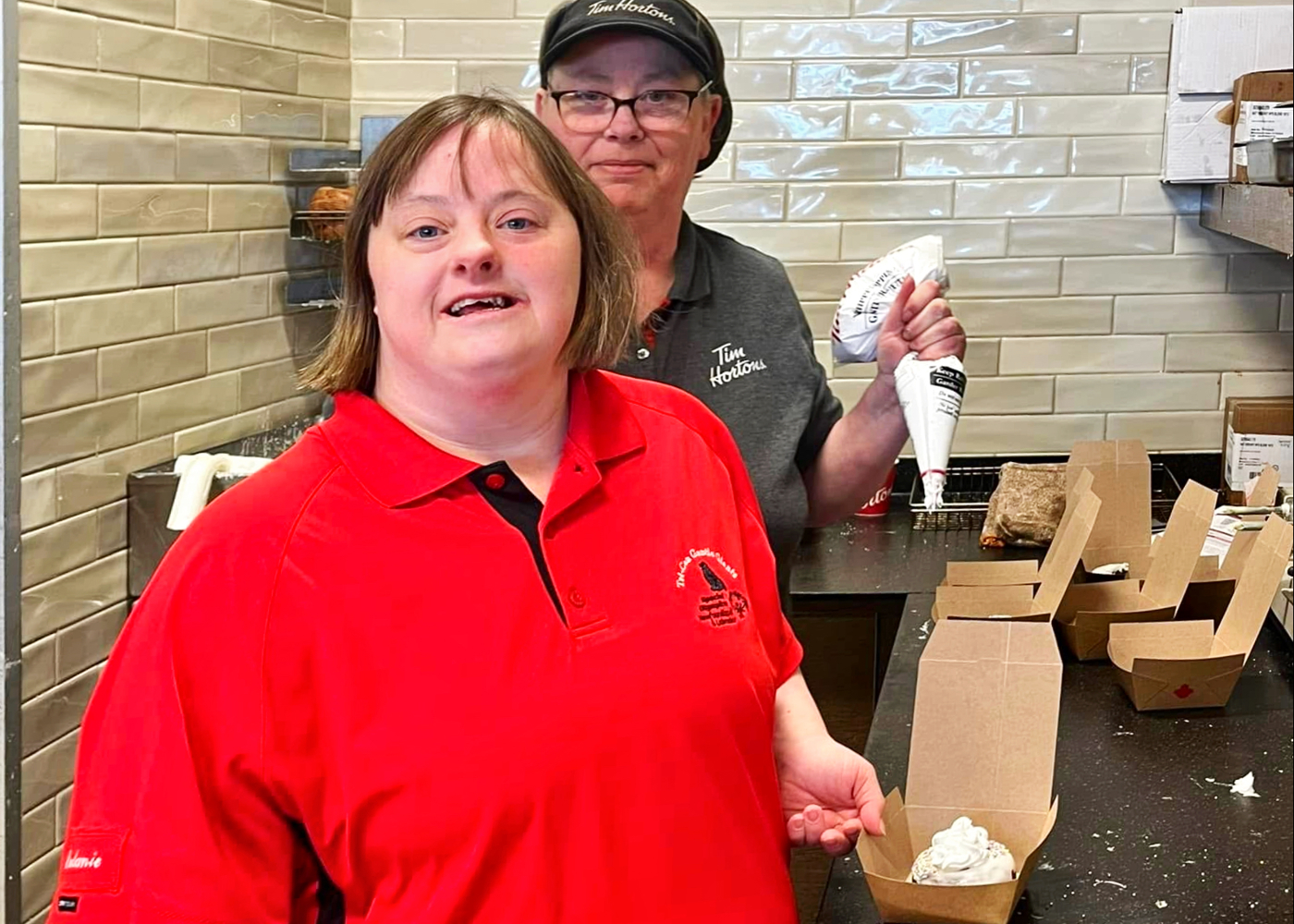 Un duo mère-fille fait des vagues dans les Tim Horton's de la côte Est