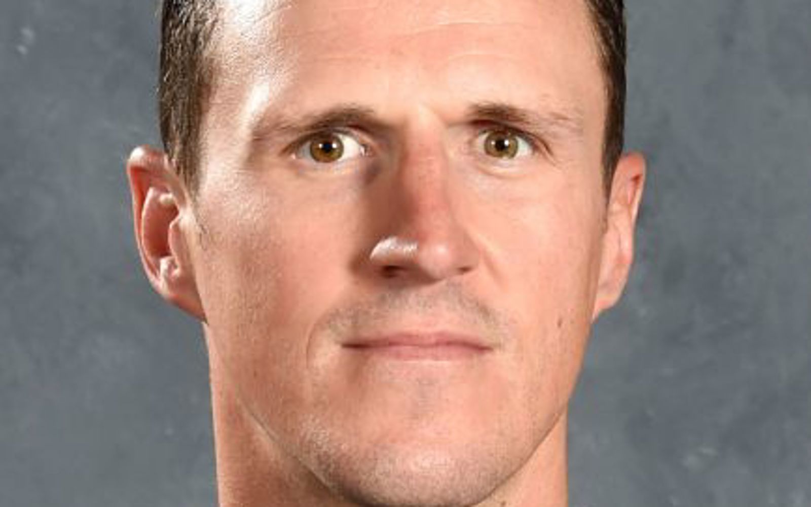 Homme aux cheveux noirs portant un maillot de hockey.